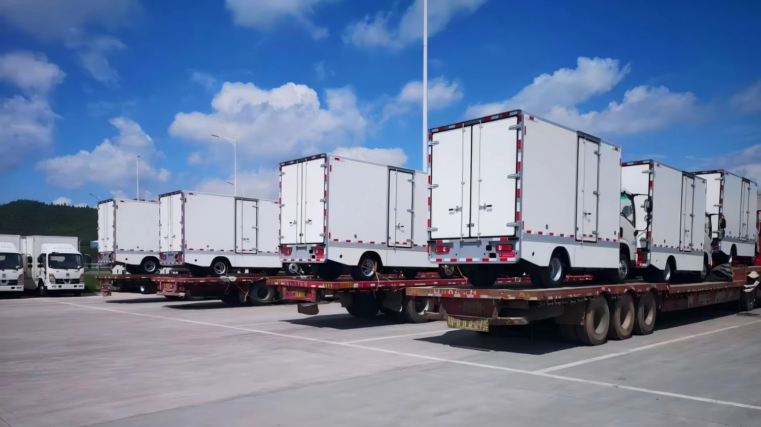 FRP Sandwich Panel vs Traditional Solid Panels: A Performance Comparison